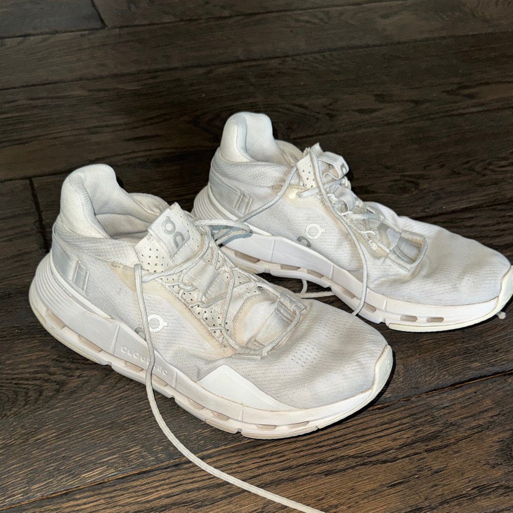 On Cloud Men’s Running Sneakers in White sz 8